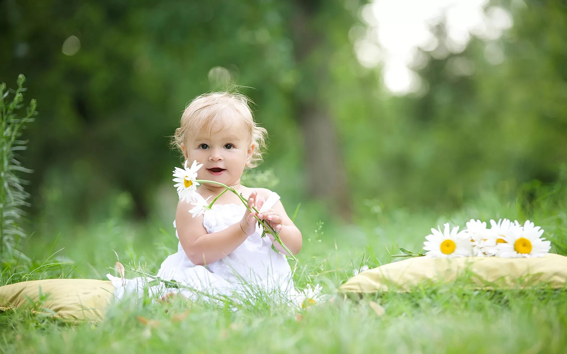 Дети и природа. Счастливый ребенок. Девочка в ромашках. Детская фотосессия на природе.