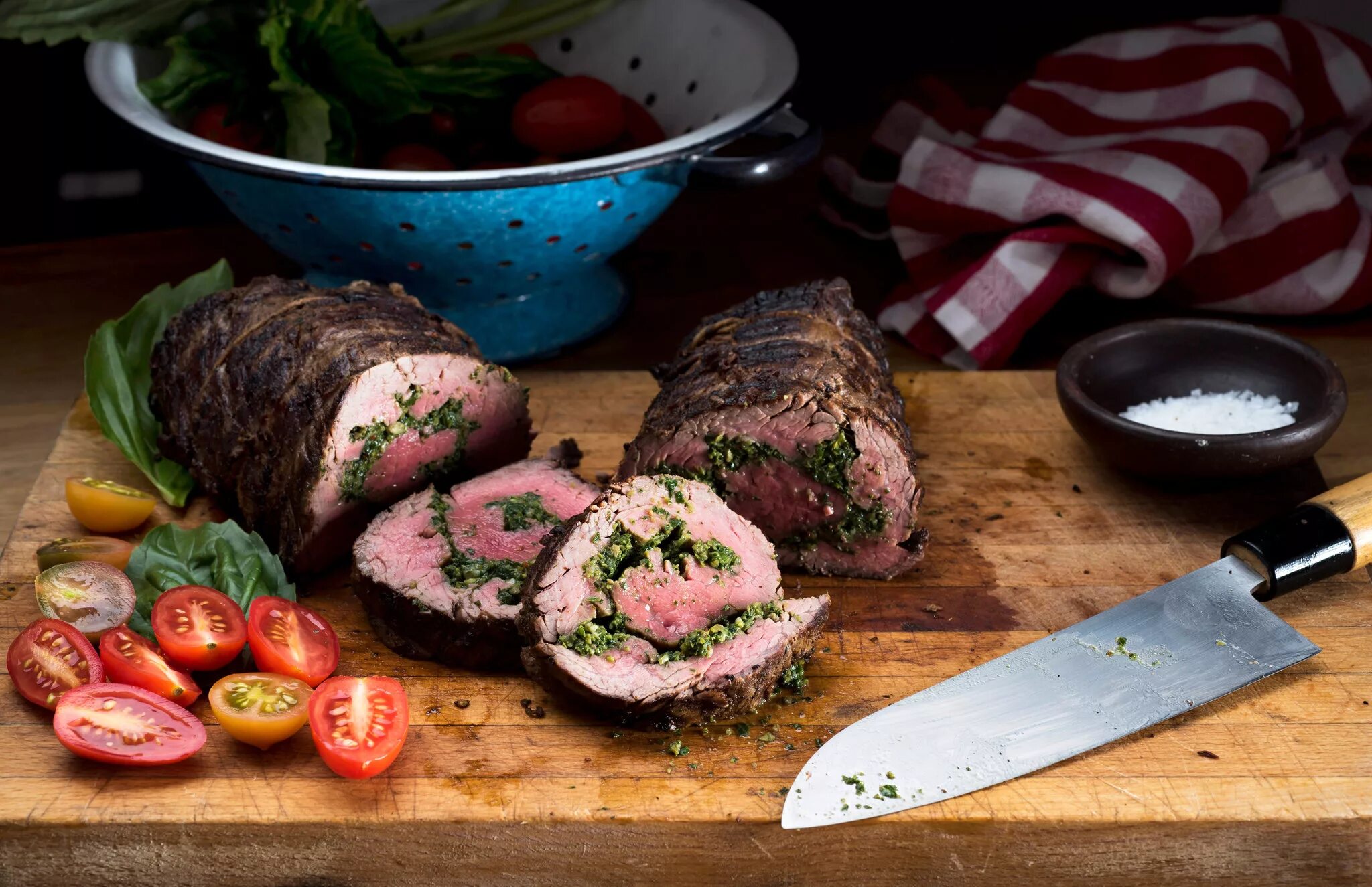 Тендерлоин из говядины. Мясные рулеты из говяжьей вырезки. Сколько запекать вырезку говяжью. Рулет из вырезки говядины. Блюда из говядины.