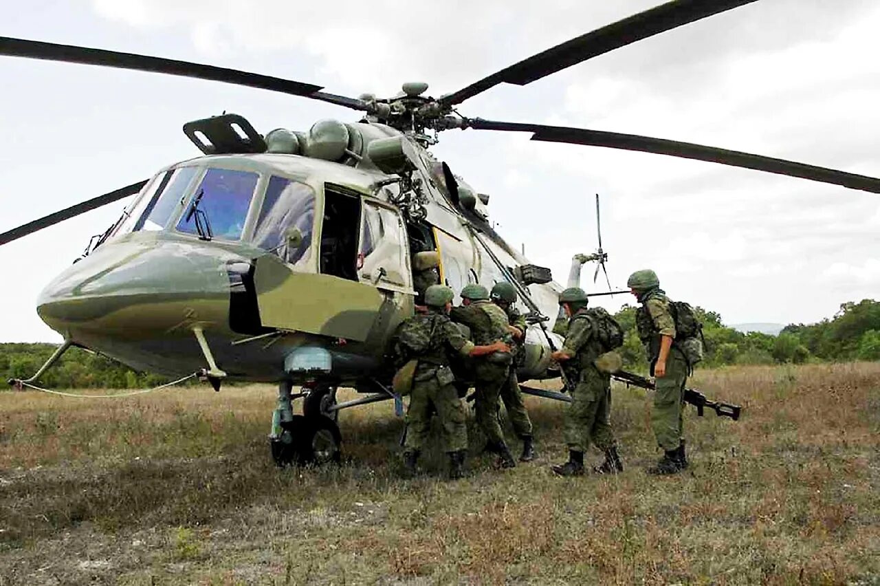 Вертолет десантников. Ми 17 штурмовой. Ми-8 вертолет ВДВ. ВДВ вертолет ми-17. Десантный вертолет ми8.