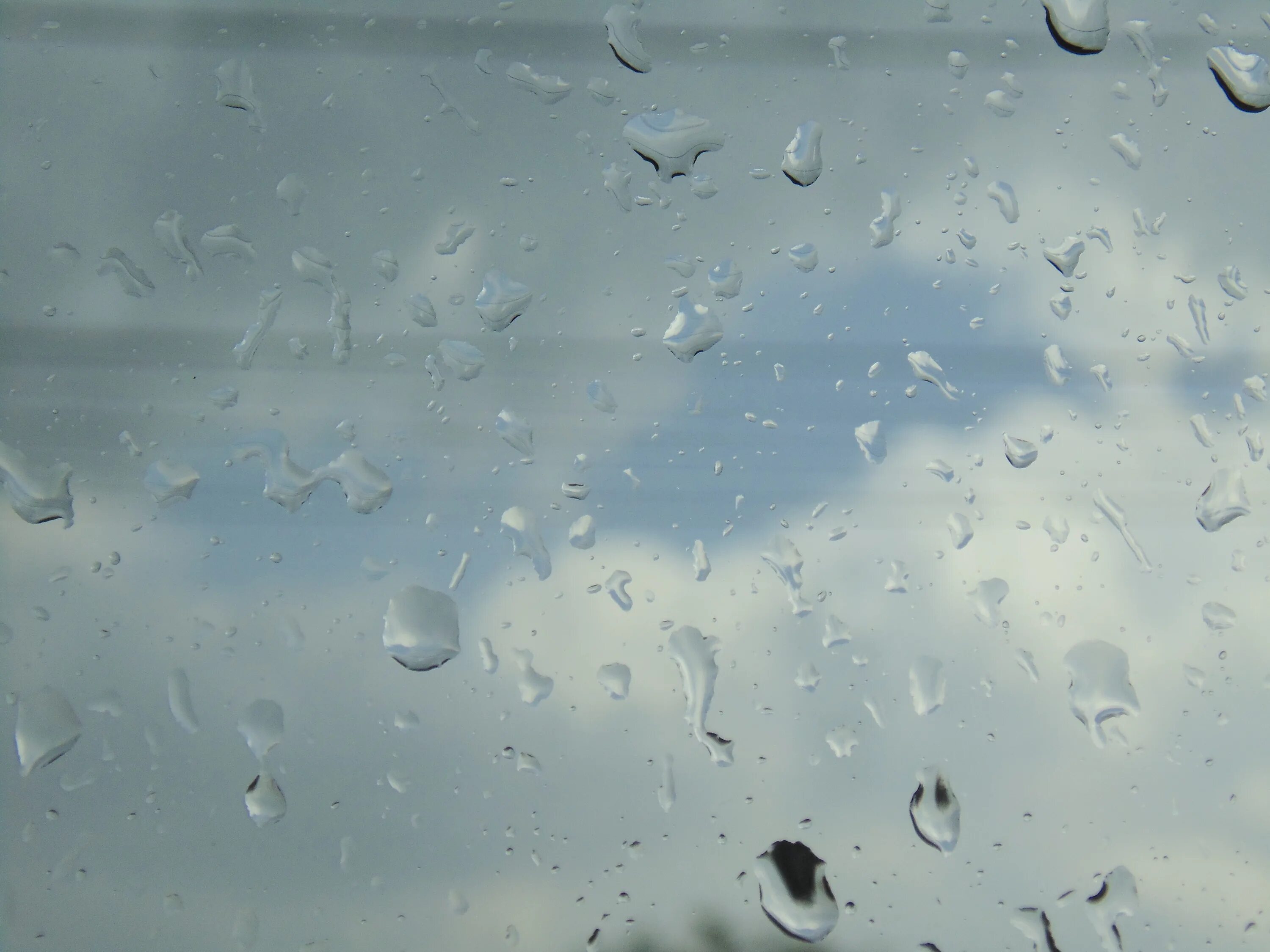 Крупные капли дождя падали. Капли воды на стекле. Обои вода на стекле. Падающие капли дождя. Замороженные капли текстура.