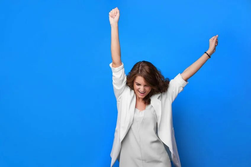 Деньги в руках девушки. Рубли фон. Огромная выгода. Девушка с рублями. Инвестиции картинки.