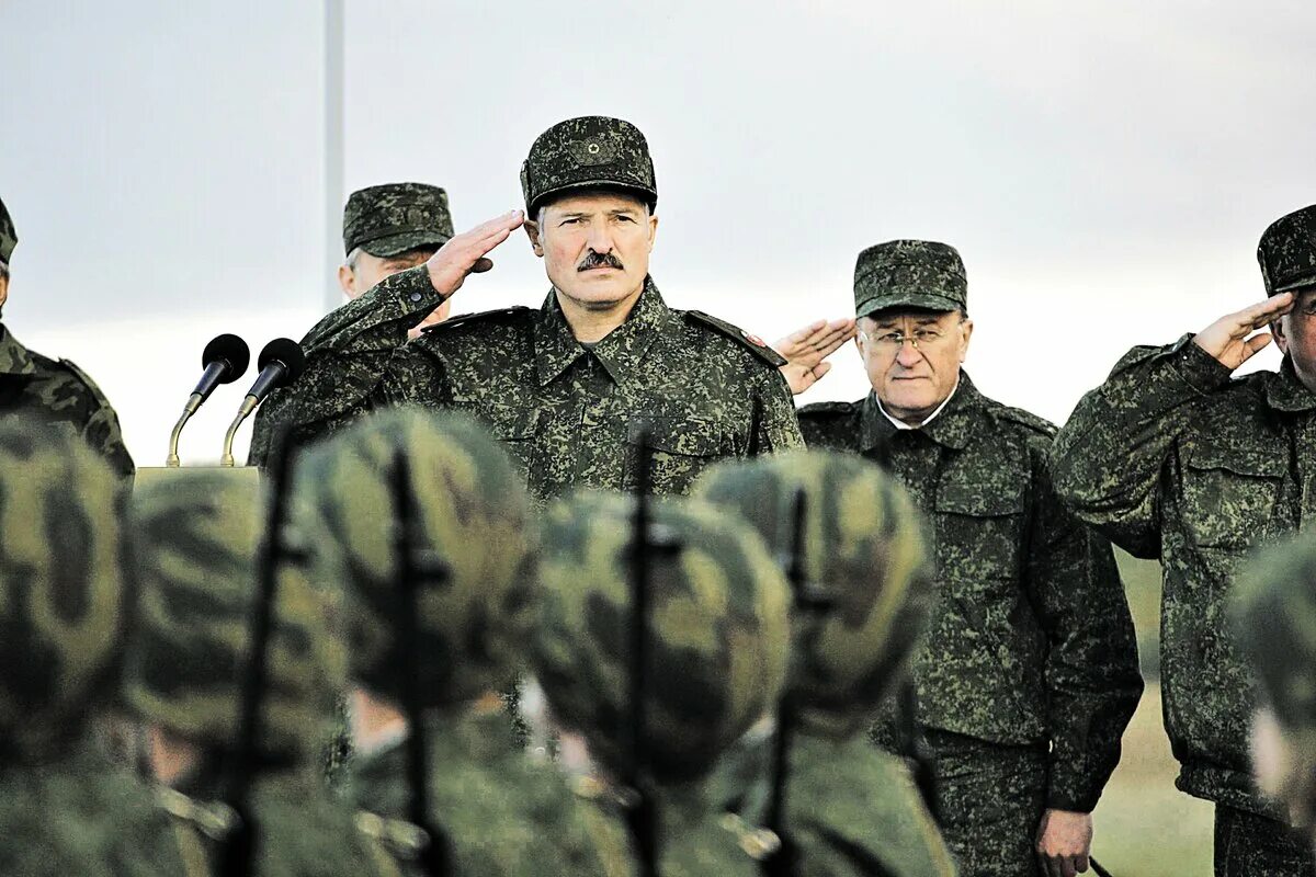 Армия Белоруссии Лукашенко. Лукашенко и армия РБ. Лукашенко в форме армия. Военная форма беларуси