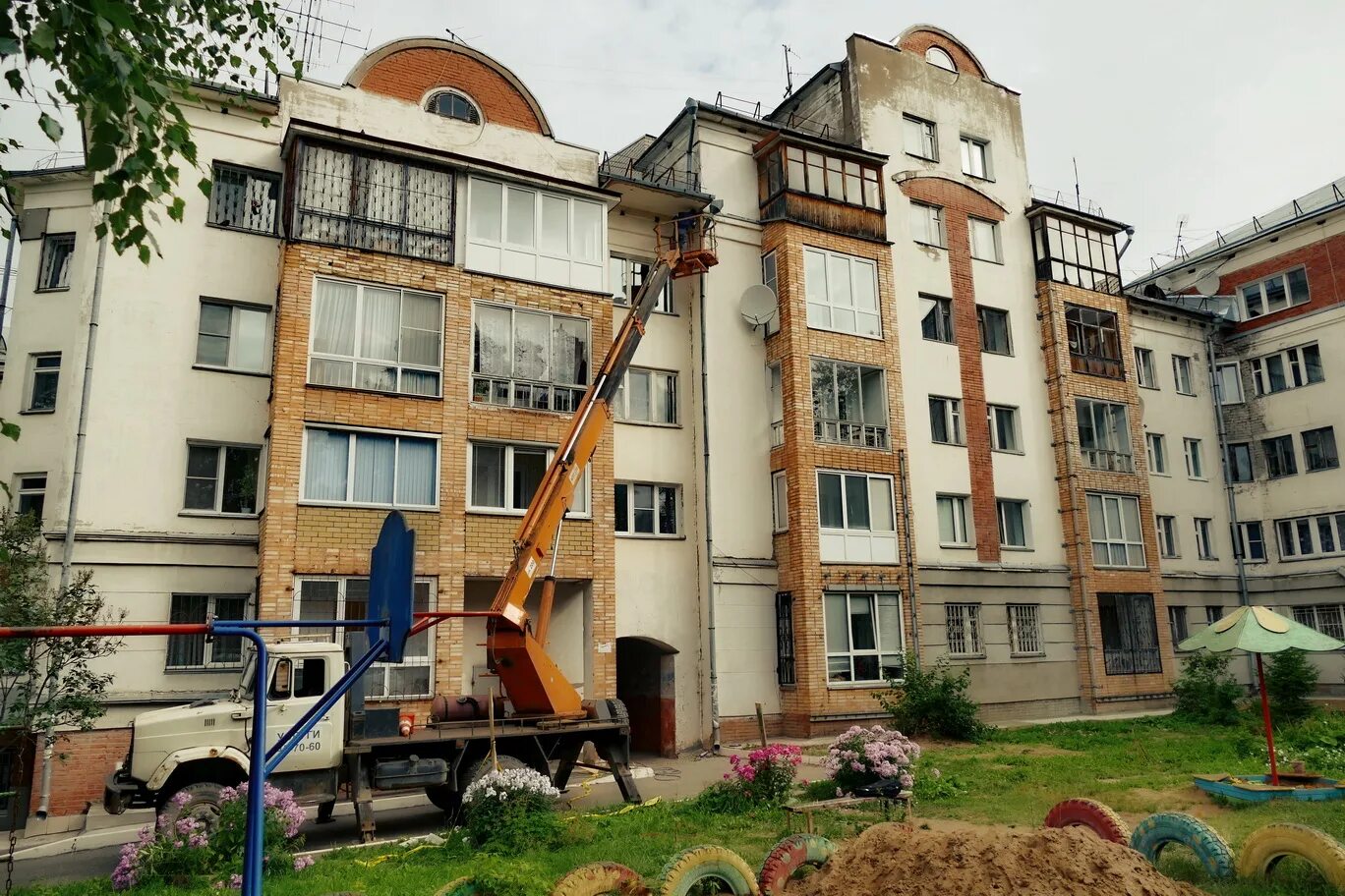 Капремонт картинки. Капремонта и реконструкции зданий. Капитальный ремонт дома. Капремонт домов. Ремонт многоквартирного дома.