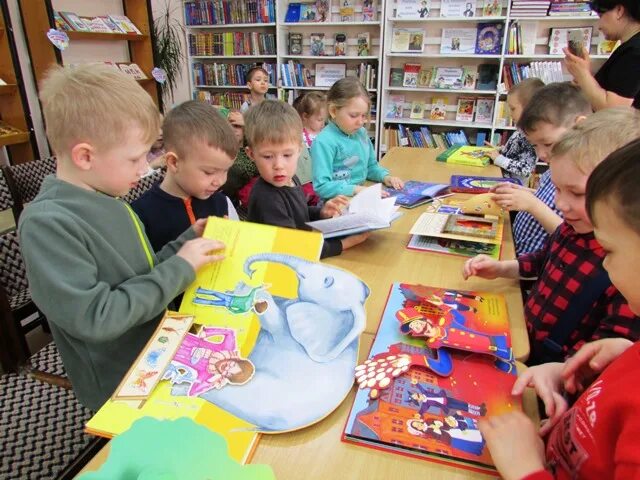 День друзей библиотеки. День книги в детском саду. Международный день детской книги. День детской книги в детском саду. Международный день книги в детском саду.