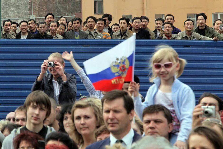 Нужно было еще несколько. Еще одно покроение и все закончится. Русская нация демотиватор. Еще одно поколение и все закончится. Демотиваторы про Россию и русских.