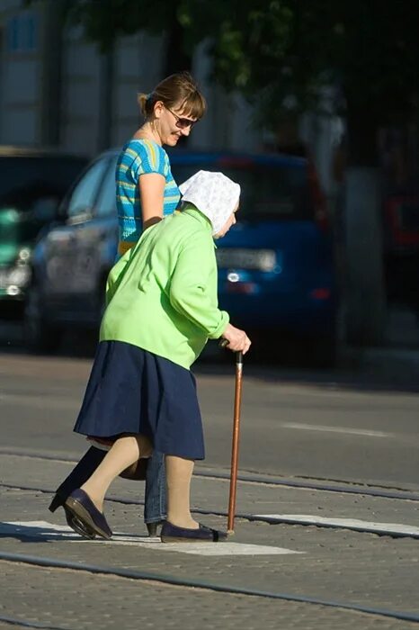 Перевести бабушку через дорогу