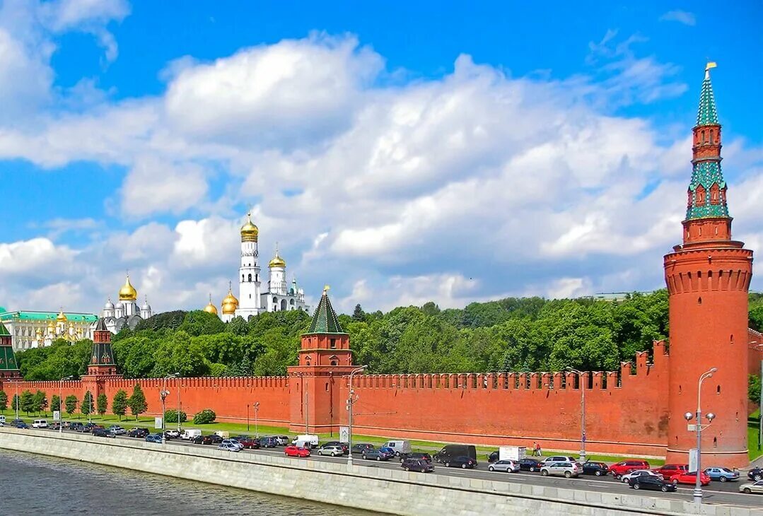 Москва рата. Московский Кремль Москва. Краснокаменный Кремль в Москве. Вид на Кремль. Кремлевская стена вид сверху.