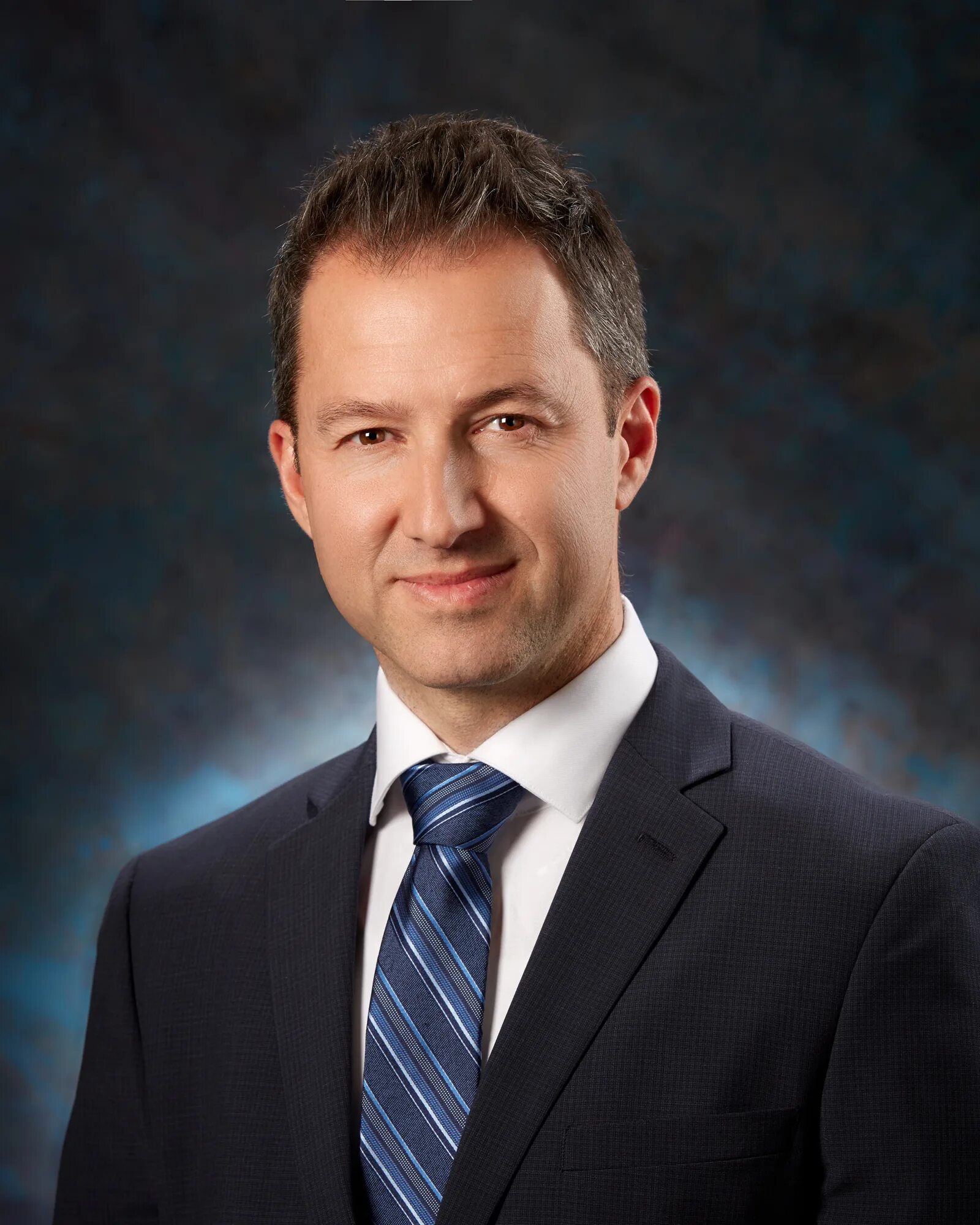 Лицо. Деловой портрет в американском стиле. Бизнес портрет вода. Фотопортрет. Деловой портрет с руками.