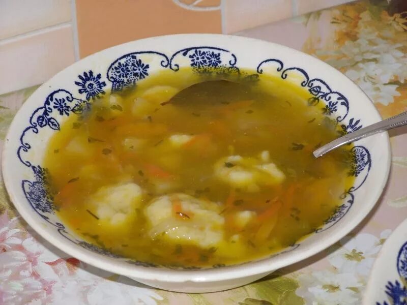 Суп из теста с яйцом. Суп с клецками. суп с клёцками на курином. суп с тестом. суп с клёцками на курином бульоне.