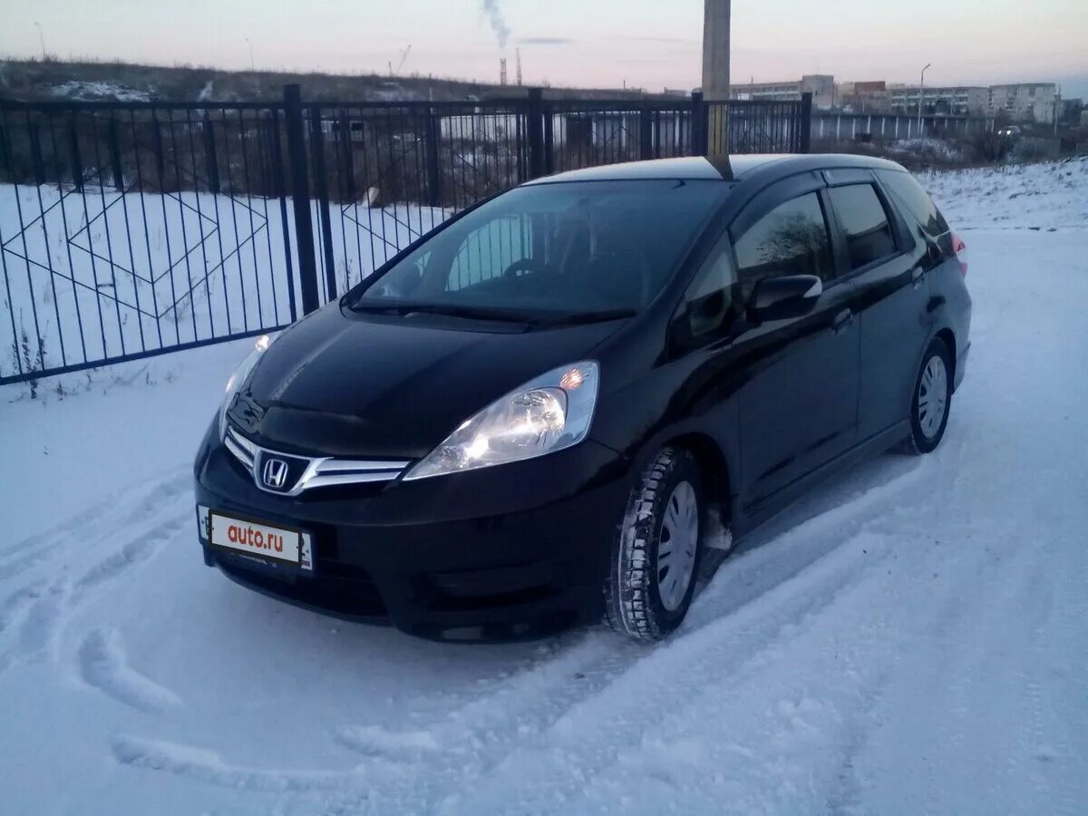 Фит шаттл 2011 год. Хонда фит шаттл 2011 года. Honda Fit Shuttle 2011 черная. Хонда фит шаттл 2011 черный. Фит Шатл универсал 2011.