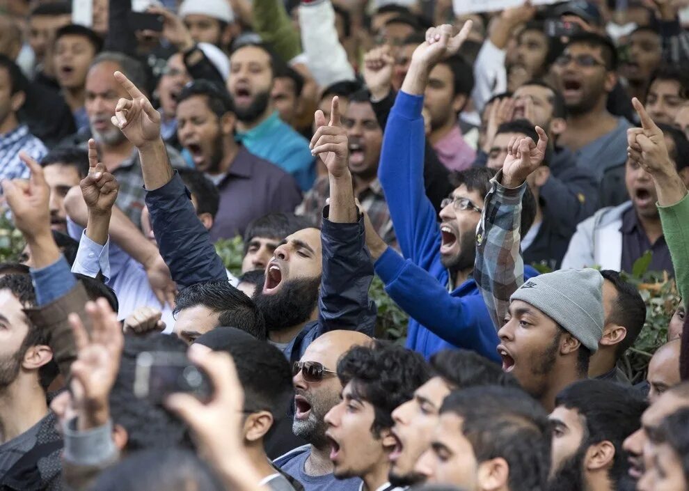 Мусульманский палец. Толпа мусульман. Толпа арабов.