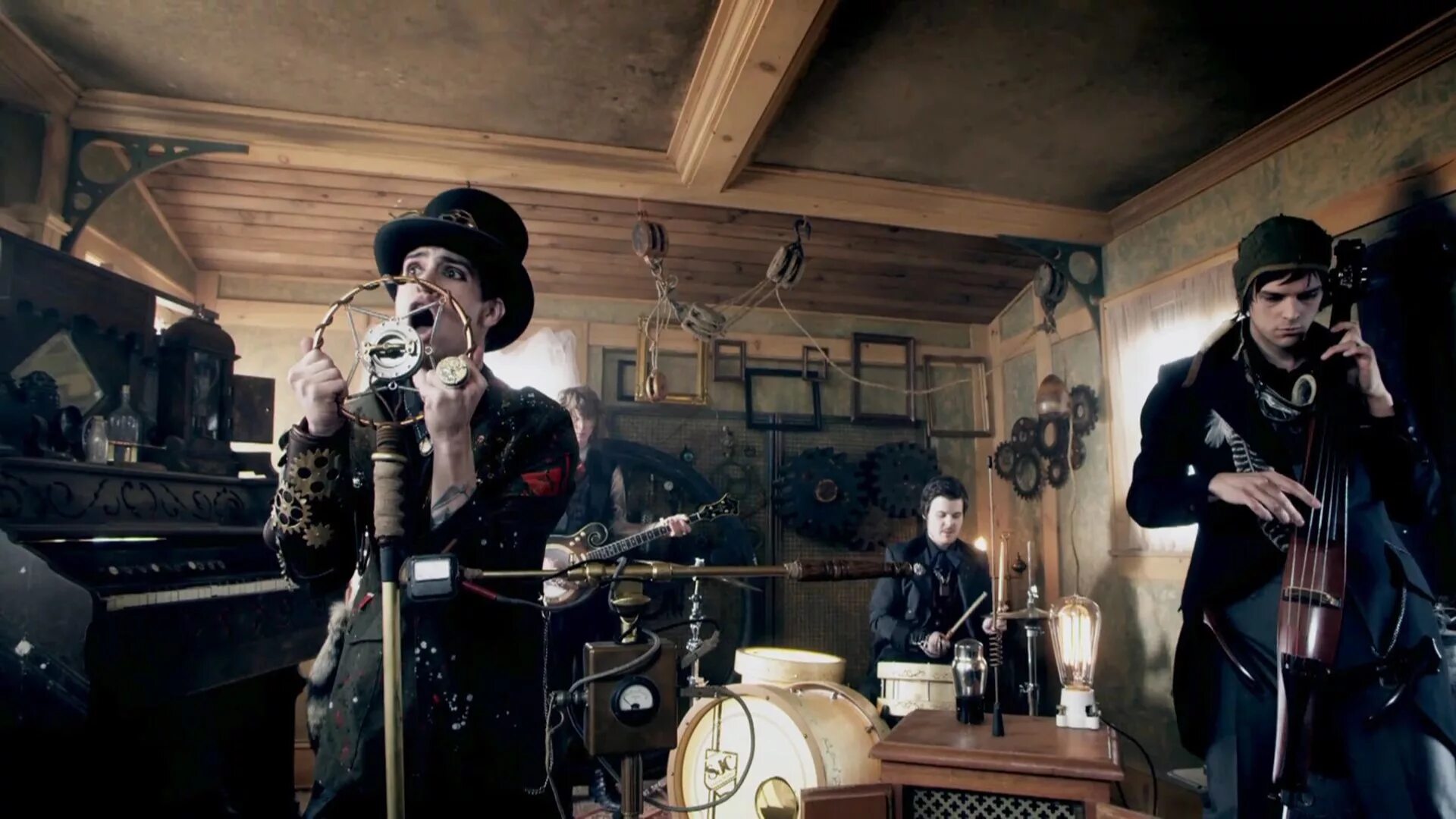 Паник эт зе диско. Panic at the disco ballad of mona lisa. Panic at the disco mona lisa. Паник эт зе диско солист. Panic at the disco 2005.