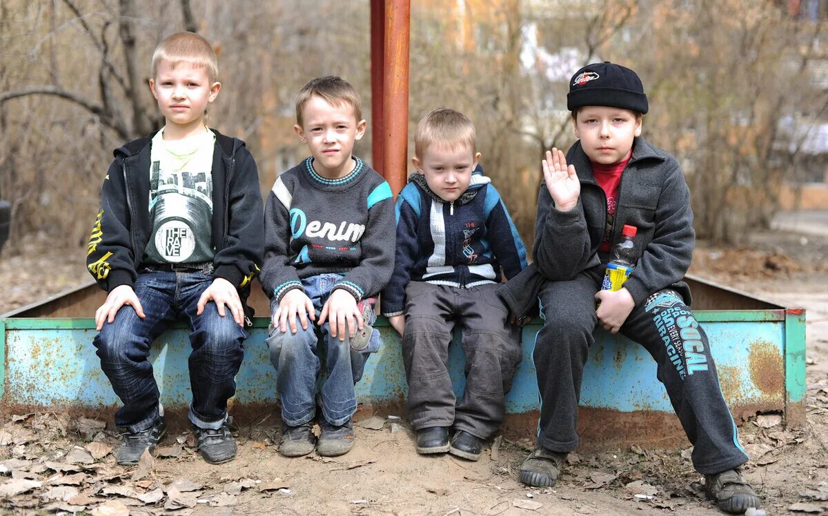 Мальчик на улице. Бак. Лицо двора. Благоустройство дворовых территорий в сельских территориях. Молодежь во дворе.