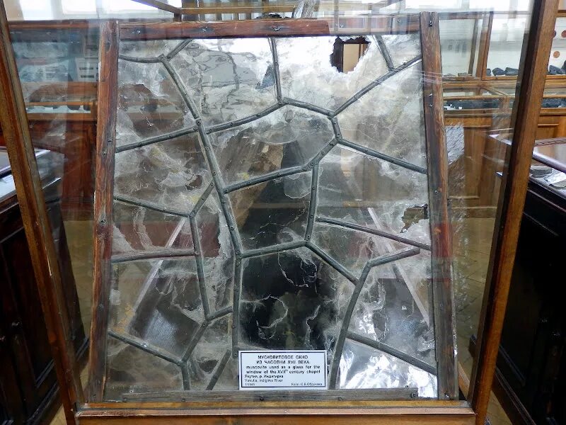 Слюдяные окна 17 века. Окна из слюды. Слюдяные стекла. Стекла из слюды. Слюда в домашних условиях