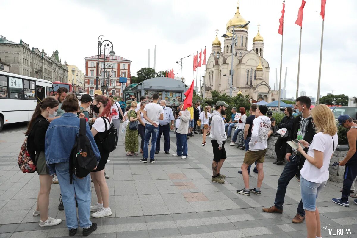 Какие люди во владивостоке. Владивосток люди. люди на площади. владивосток люди фото. владивосток люди эстетика.