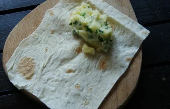 пирожки из лаваша с картошкой сыром. лаваш с сыром и зеленью на сковороде. пюре в лаваше. лаваш с картошкой на сковороде рецепты. пирожки из лаваша.