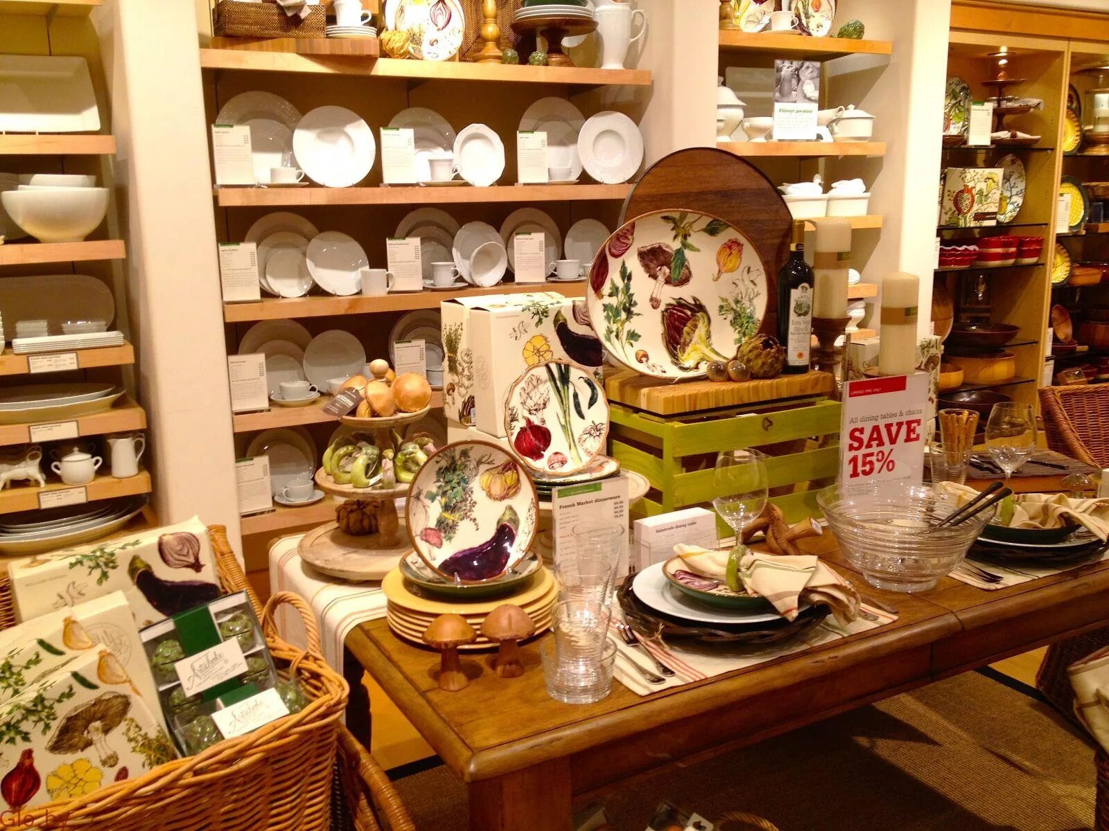 красивая выкладка арсуды. лавка посуды. лавка посуды. выкладка посуды в магазине. лавка посуды.