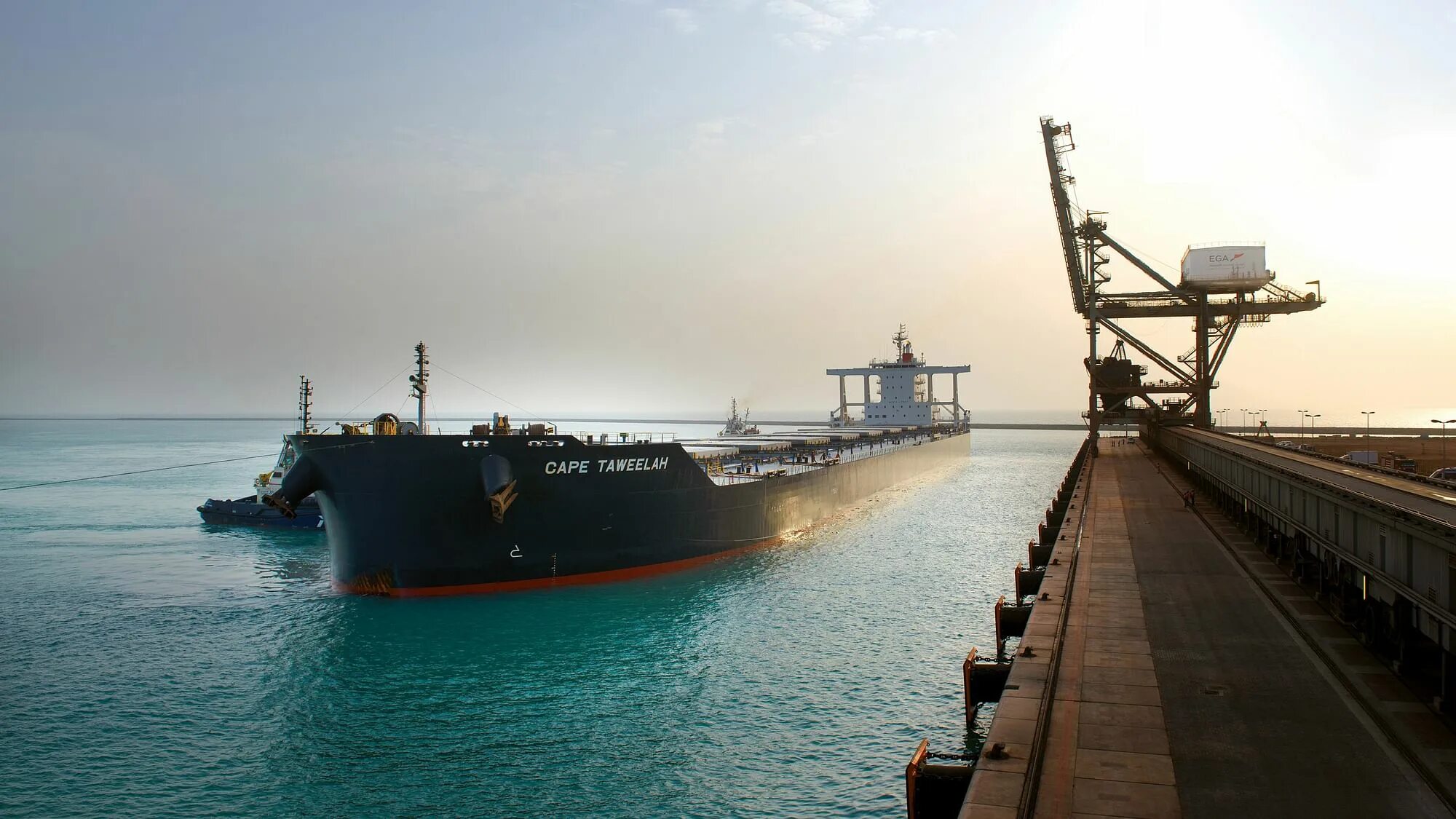 Какое море его порт. Порт абу даби. контейнерный порт abu dhabi. искусственный порт. кейпсайз у причала.