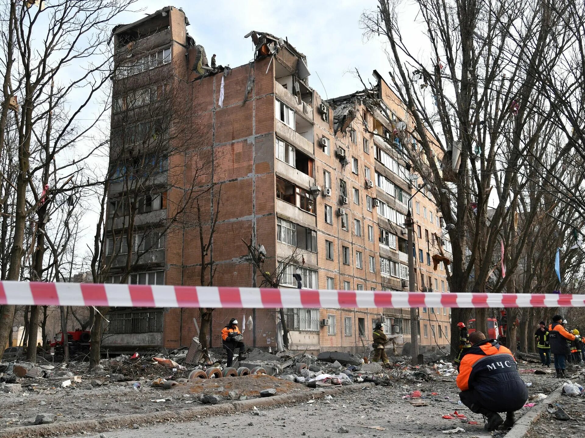 Попадание в жилой дом. Жилой дом обстрел всу киевского района донецка. обстрел жилых домов в донецке. донецк обстрел разрушения декабрь 2025. донецк попадание в жилой дом.