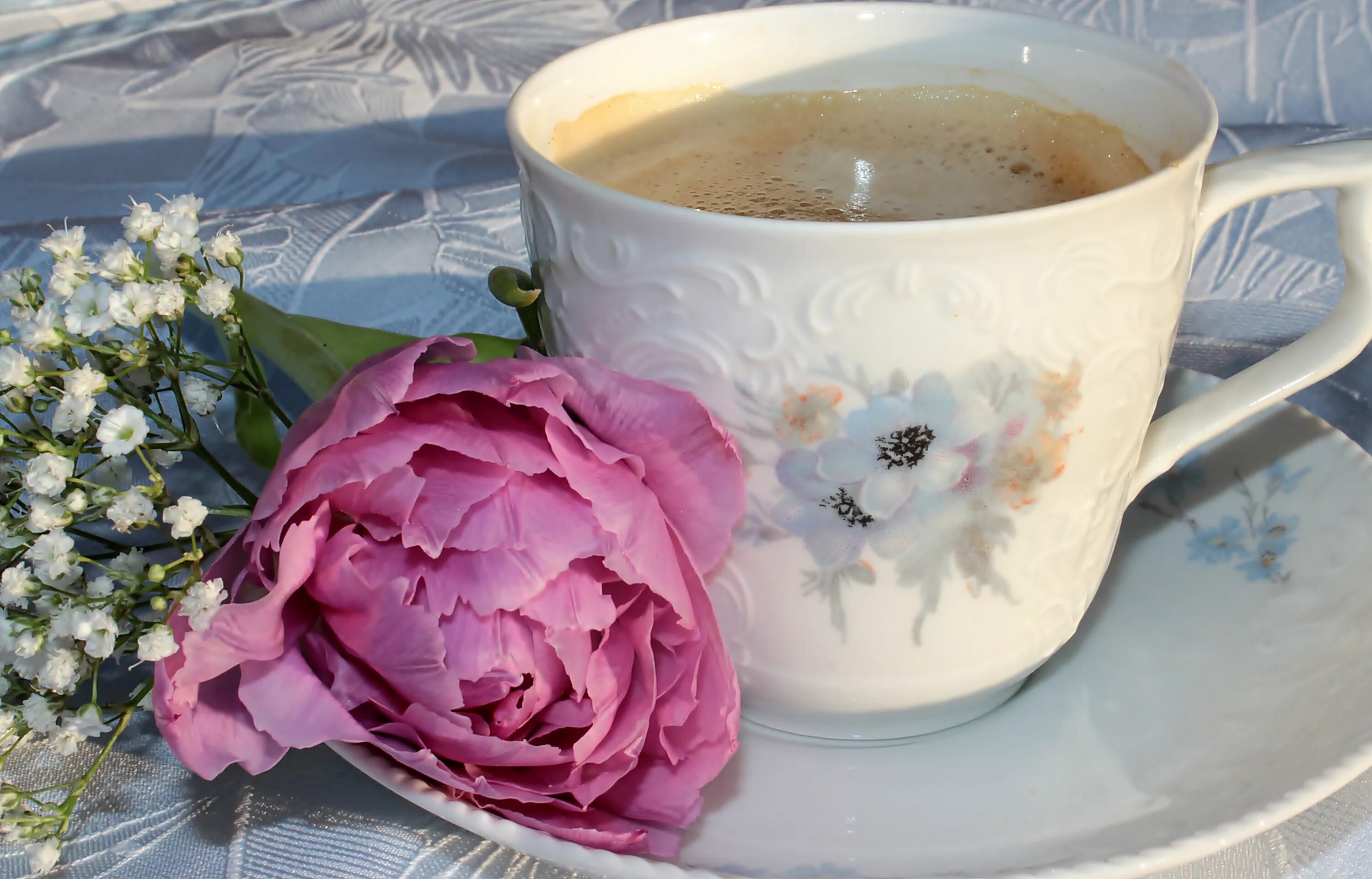 Картинка доброе утро с кофе и цветами. Утренние цветы. Цветы в чашке. Красивые чашки. Чашка кофе и цветы.
