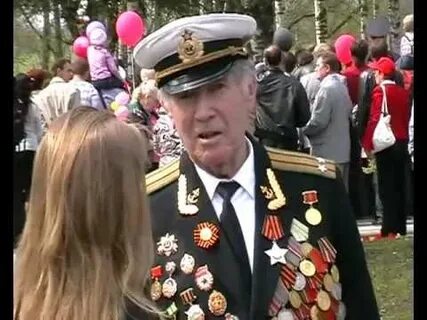 Прожектор шарит осторожно по пригорку