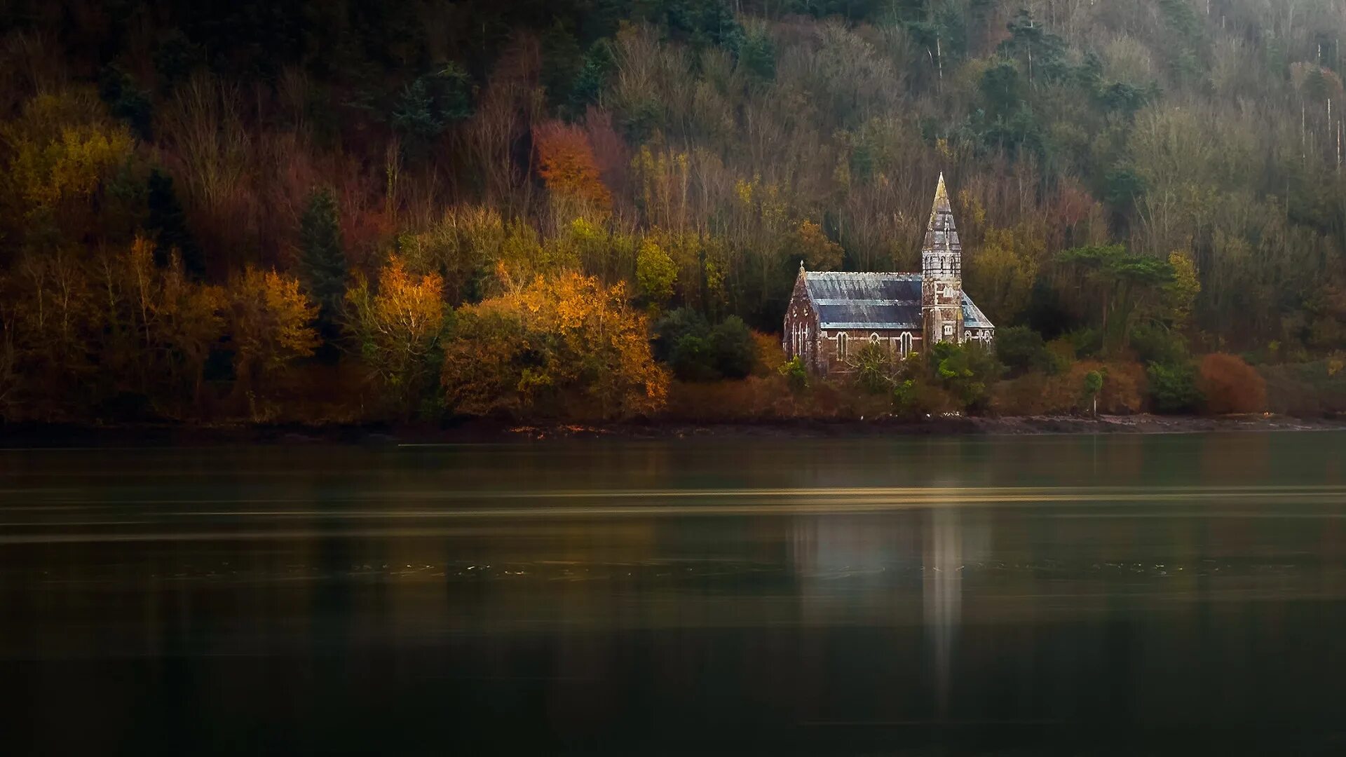 Храм лес озеро. Храм природа. Осень река лес Церковь. Храм на озере.