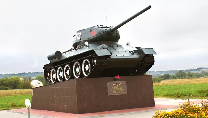 Музей танка т34 дмитровка. Танк т-34 дорогобуж. Танк на постаменте раменский район. Памятник три танкиста. Памятник танк ис-3 в россоши.