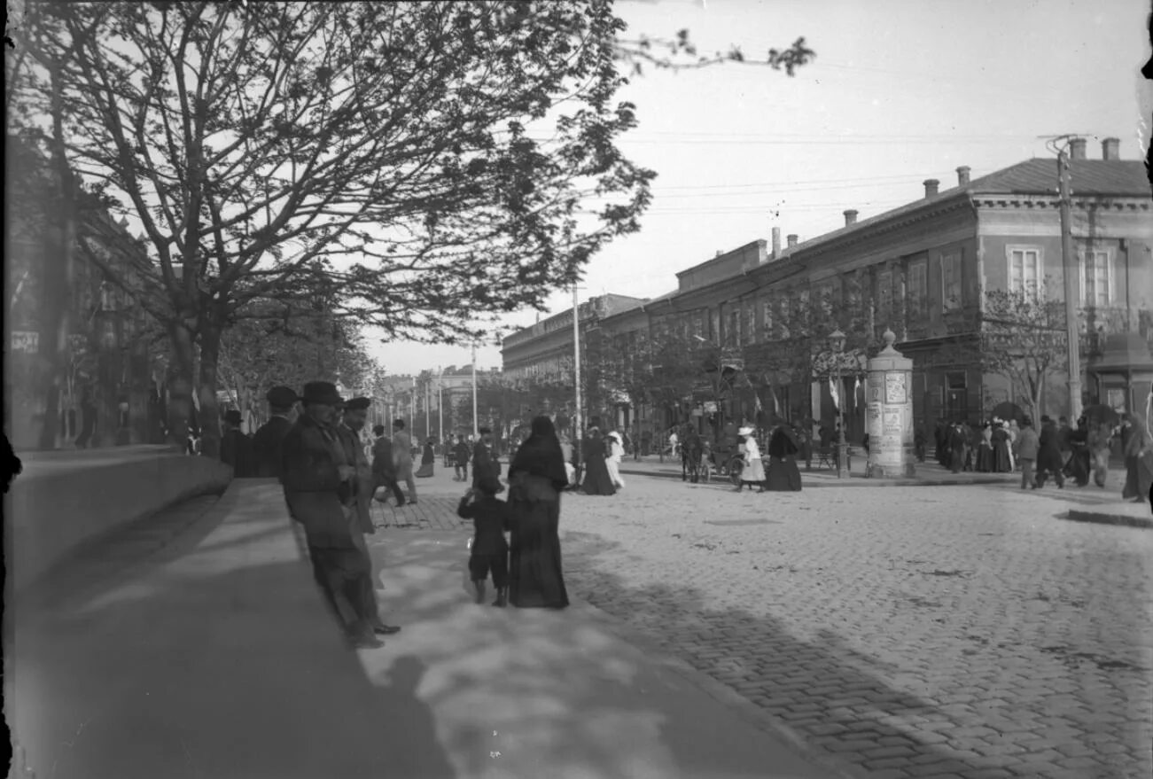 На фото перед вами одесские они. Старая Одесса Дерибасовская. Одесса 1897. Одесса Дерибасовская старые фото. Дерибасовская ул 1916 год.