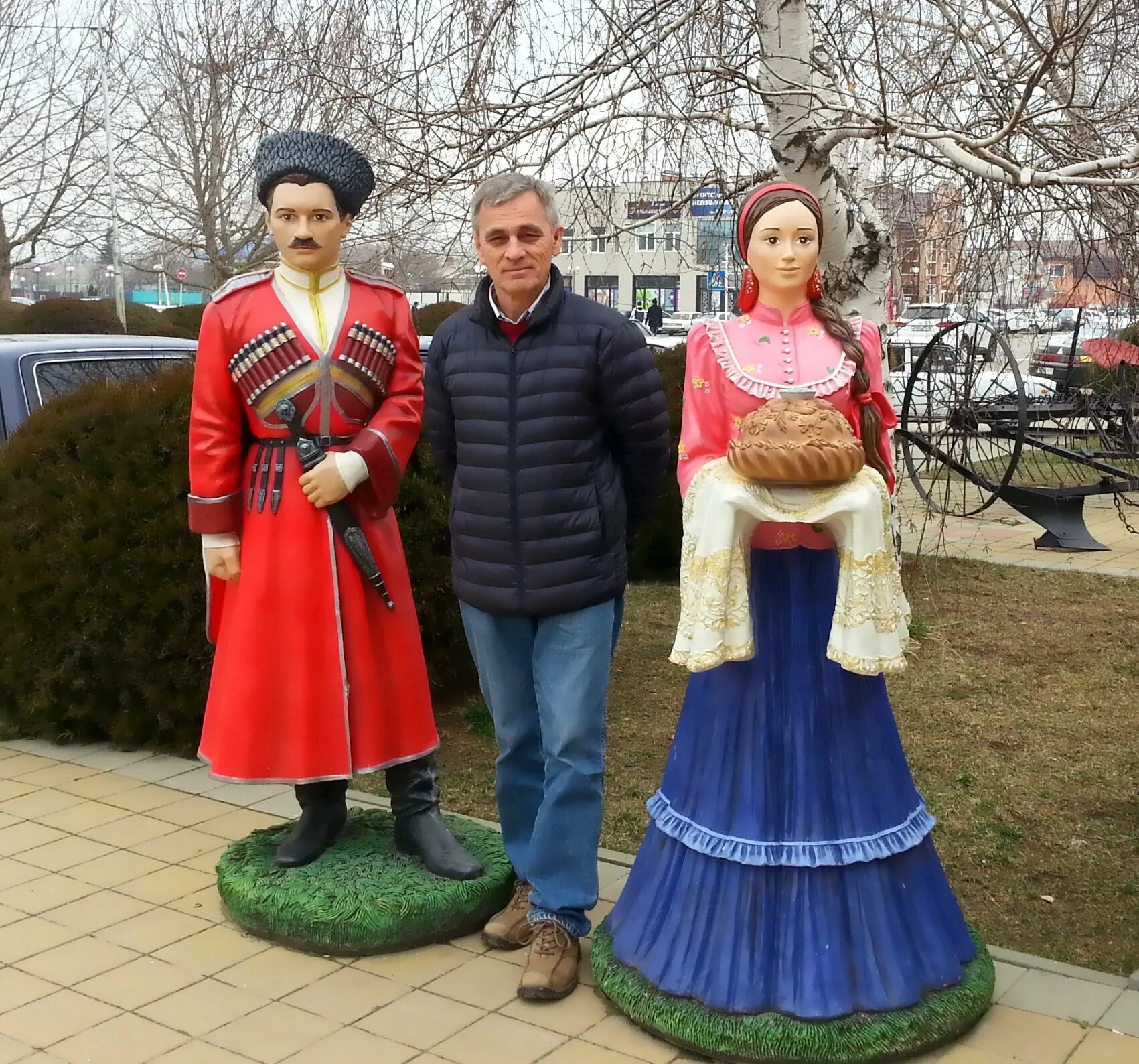 Костюм казачки. Казачий костюм кубанских казаков. Национальный костюм кубани казаки. Народный казачий ансамбль волюшка октябрьский рб. Кубанский казачий ансамбль костюмы.