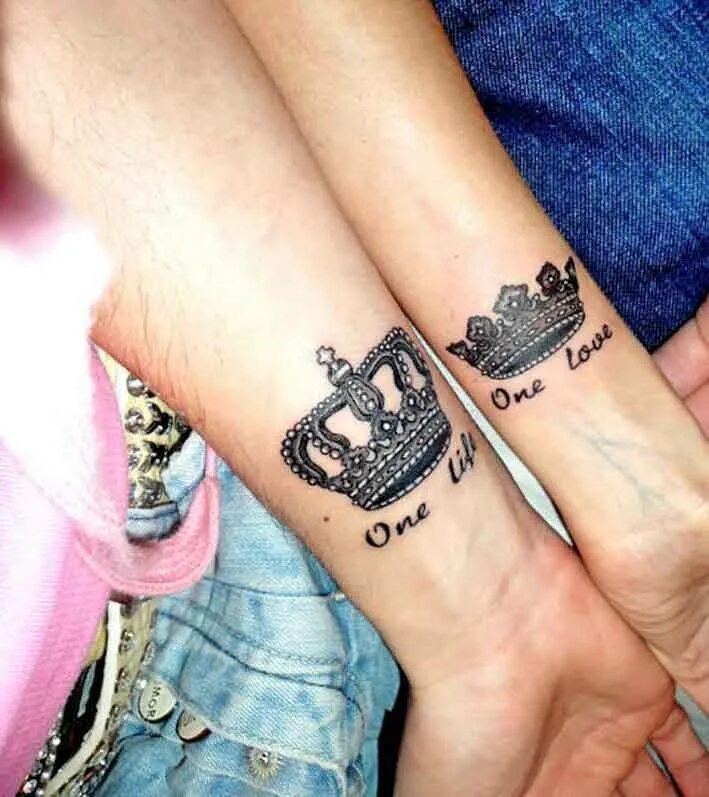 татуировки для влюбленных пар. парные тату для влюбленных. совместные тату для влюбленных. тату для пары влюбленных. парные татуировки для влюбленных маленькие.