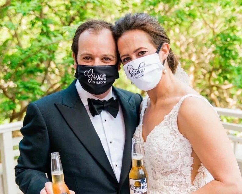 Маски на свадьбу защитные. Свадьба в масках. Невеста в маске. Маски для жениха и невесты на свадьбу. Фото жены маска