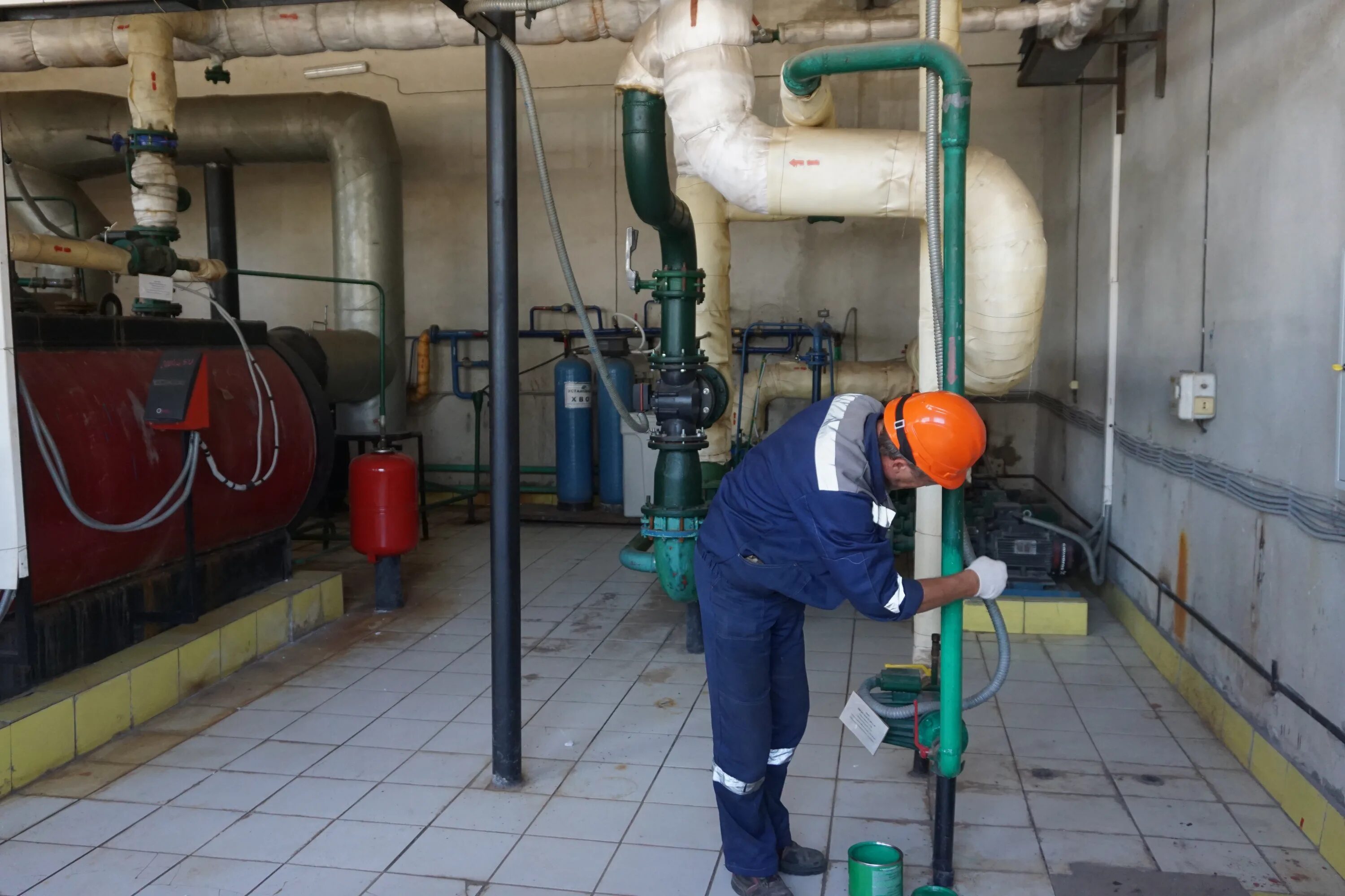 опрессовка системы отопления. трубопроводы водоснабжения. опрессовка отопления. опрессовка отопления в многоквартирном доме. промывка и опрессовка системы отопления.