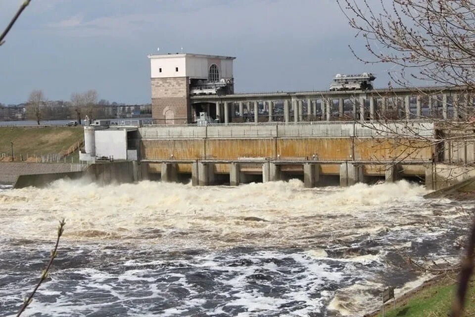 Рыбинское водохранилище уровень воды русгидро. Водосбросная плотина Рыбинской ГЭС. ГЭС Рыбинск. Рыбинская ГЭС Рыбинск. ГЭС шлюзы Рыбинск.