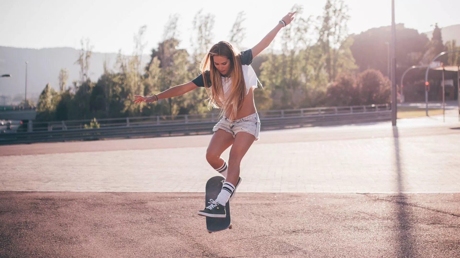 Девушка на скейте. Джозефин лонгборд. Girl skateboarding. Девушка в купальнике на скейте. Girl skateboarding.