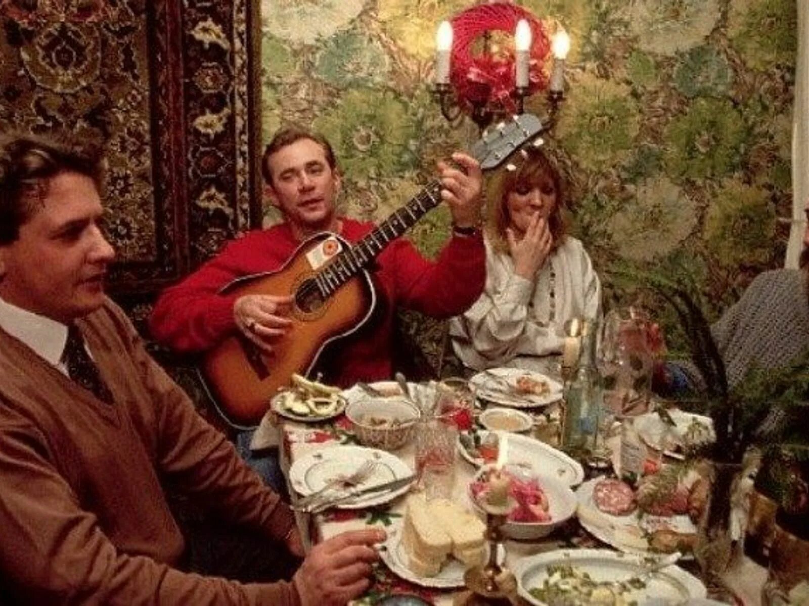 Новый год застолье. Советское новогоднее застолье. Застолье в 80-е годы. Советский новогодний стол. Застольные гулянки песни