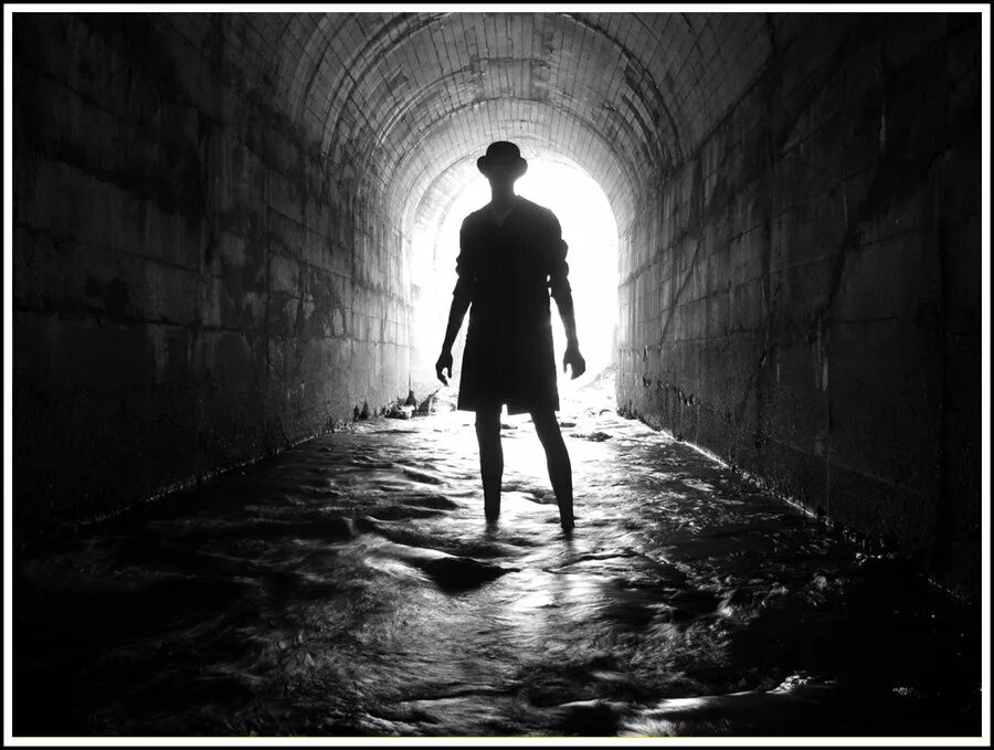 The man from the shadow. В тени человека. теневой человек. грозный человек тень. the man тень фото.
