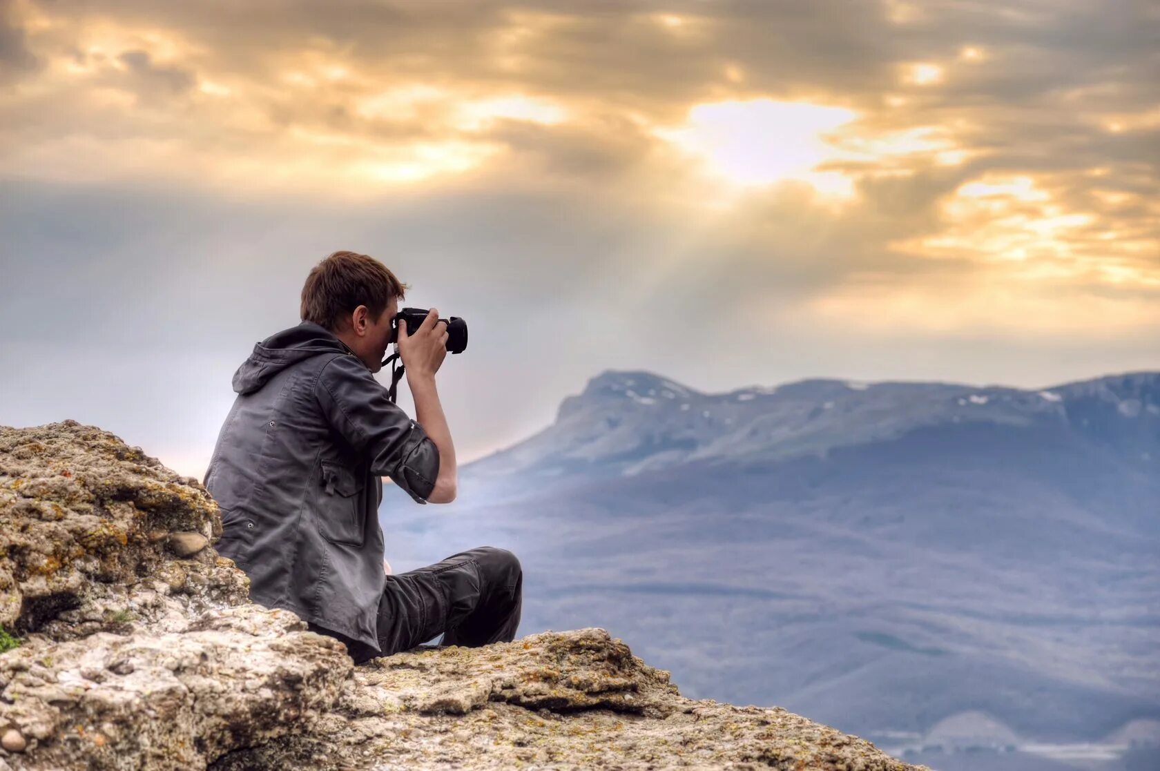 Где качестве. Парень с фотоаппаратом. Хобби Фотографирование. Человек и природа. Увлечения для мужчин.