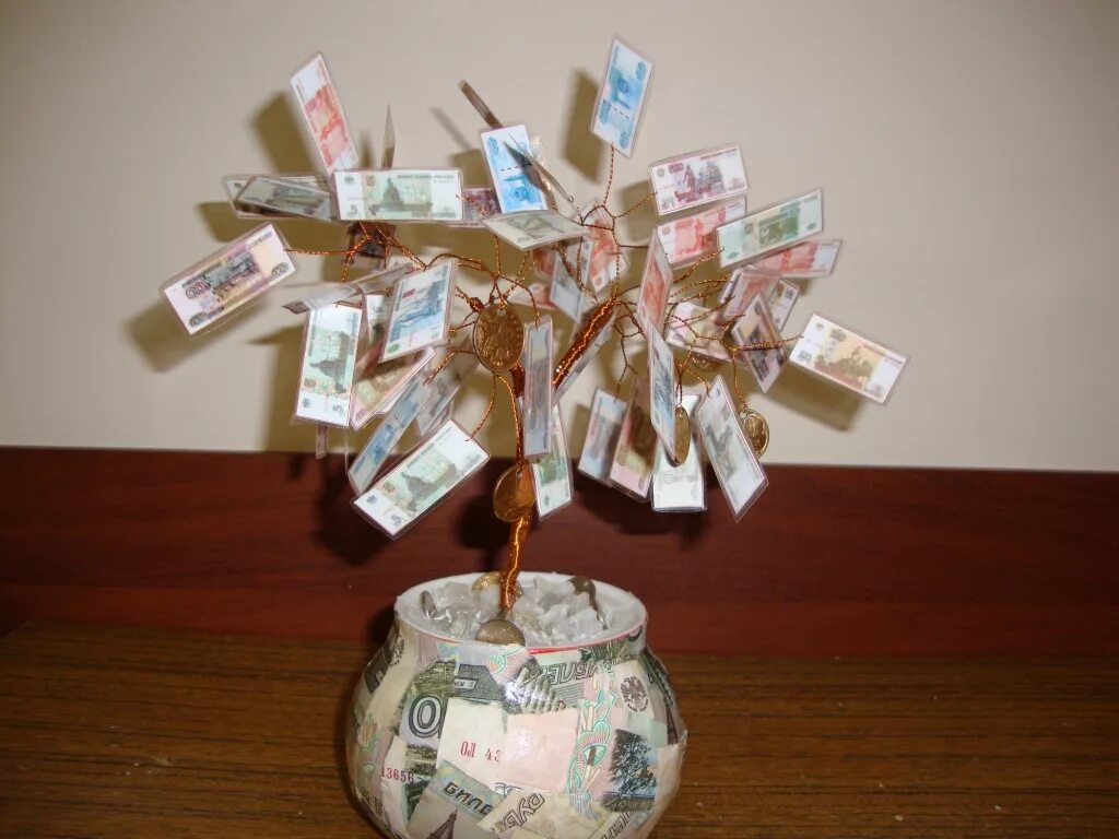 Дерево из бумажных денег. Поделки из денег. Дерево из денег в подарок. Денежные поделки своими руками. Дерево из купюр