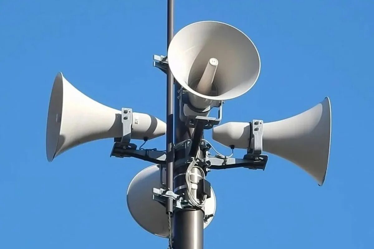 Система оповещения и управления эвакуацией людей при пожаре 4-го типа. Система оповещения и управления эвакуацией людей при пожаре (соуэ). Сирена громкоговоритель. Система оповещения. Громкоговоритель на столбе.