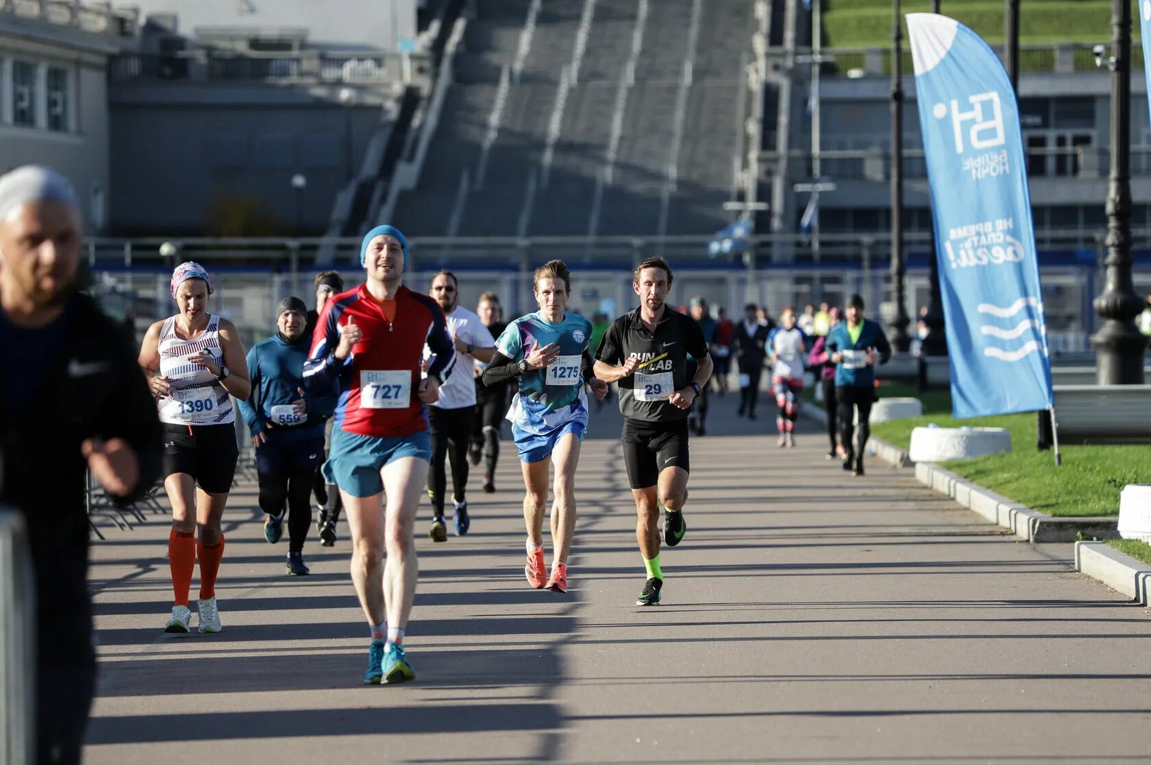 бегущий город. Gps трек по городу бег москва. бег в городе. арена полумарафон 2022. бег в городе.