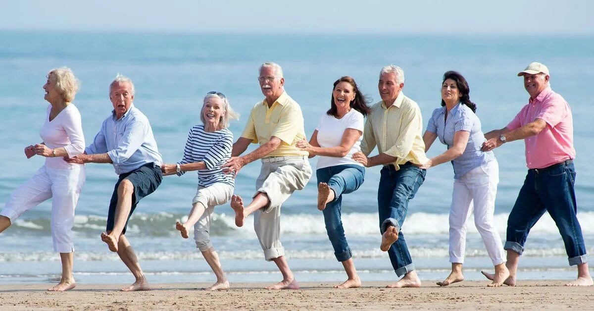Старики группой молодую. Счастливые пенсионеры. Здоровый счастливый человек. Здоровый радостный человек. Здоровый образ жизни для пожилых людей.