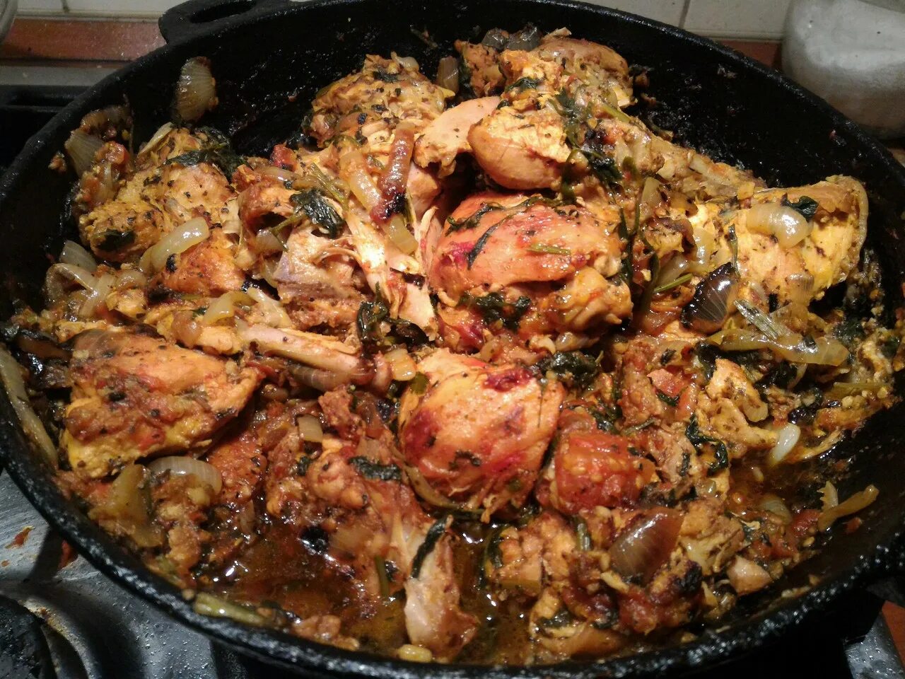 Курица чахохбили рецепт на сковороде по грузински. Чахохбили. Аджарский чахохбили. Чахохбили хмели сунели. Курица Грузинская кухня чахохбили.