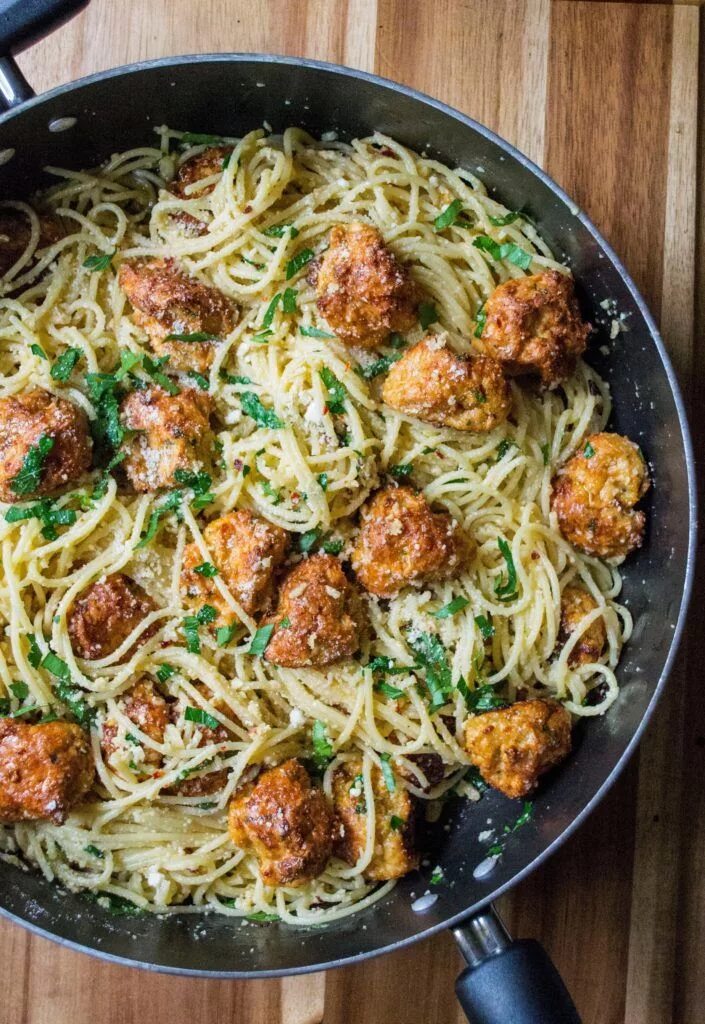 Спагетти в соусе в духовке. Макароны с тефтелями. Спагетти с фрикадельками. Фрикадельки с макаронами. Спагетти с тефтелями.