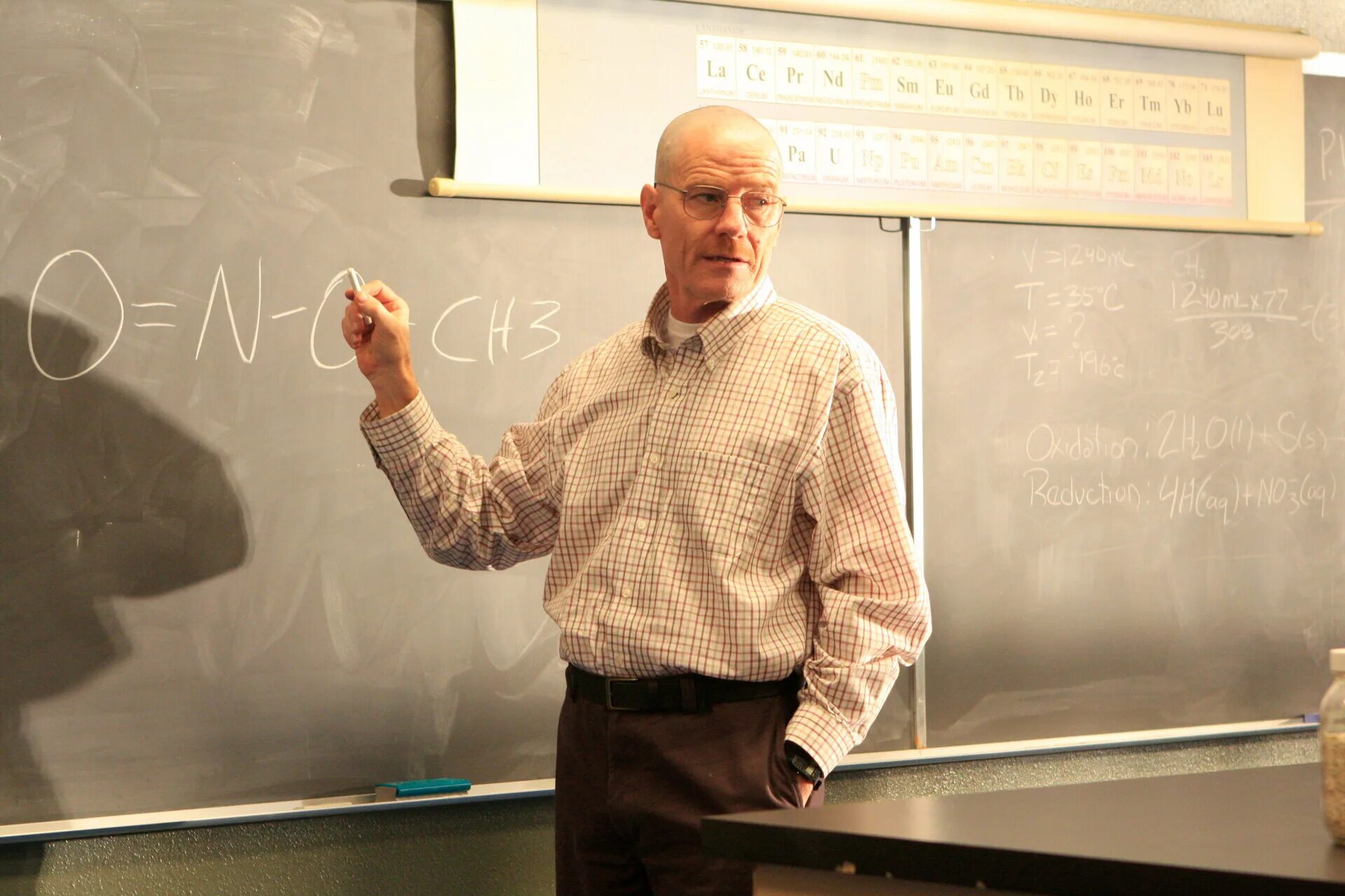 умный учитель. успешный учитель. серьезный ученый. современный учитель химии. молодой учитель химии.