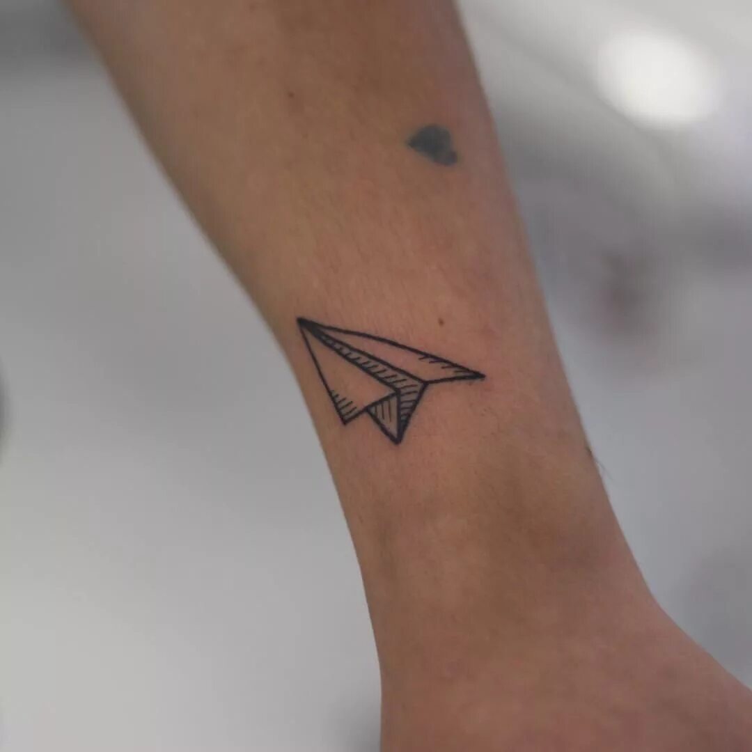 Что значит самолетик. Тату самолет на руке. Что значит самолетик. Тату симпла самолет. Знак низколетаюшие самолеты.