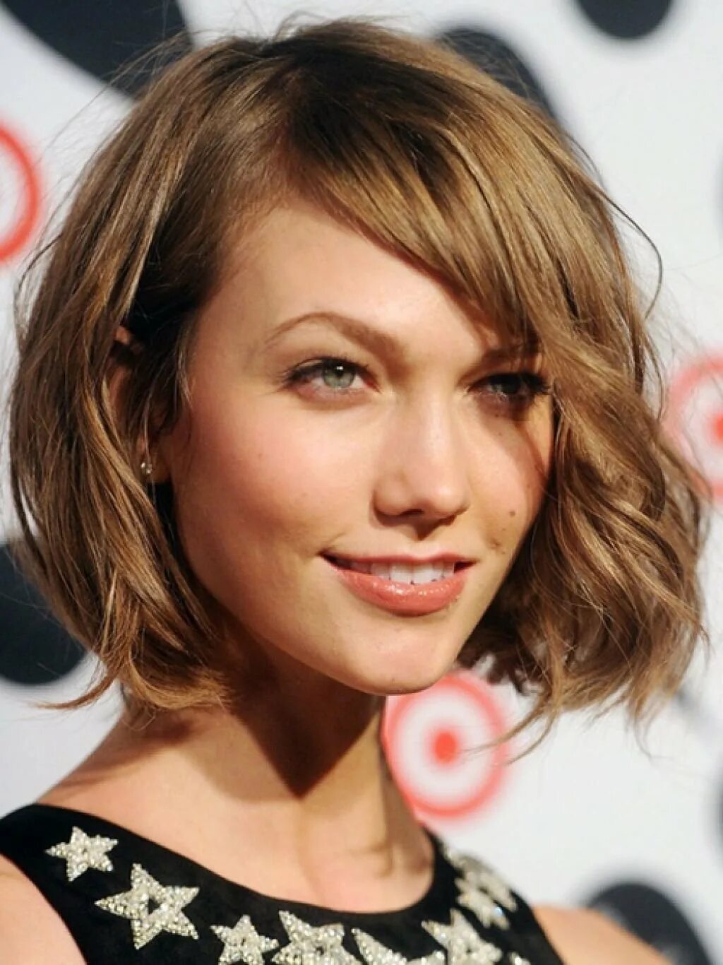 Лицо треугольник прически. Прически для формы лица треугольник. Риз уизерспун боб. Риз уизерспун треугольное лицо. Прически для треугольной формы лица.