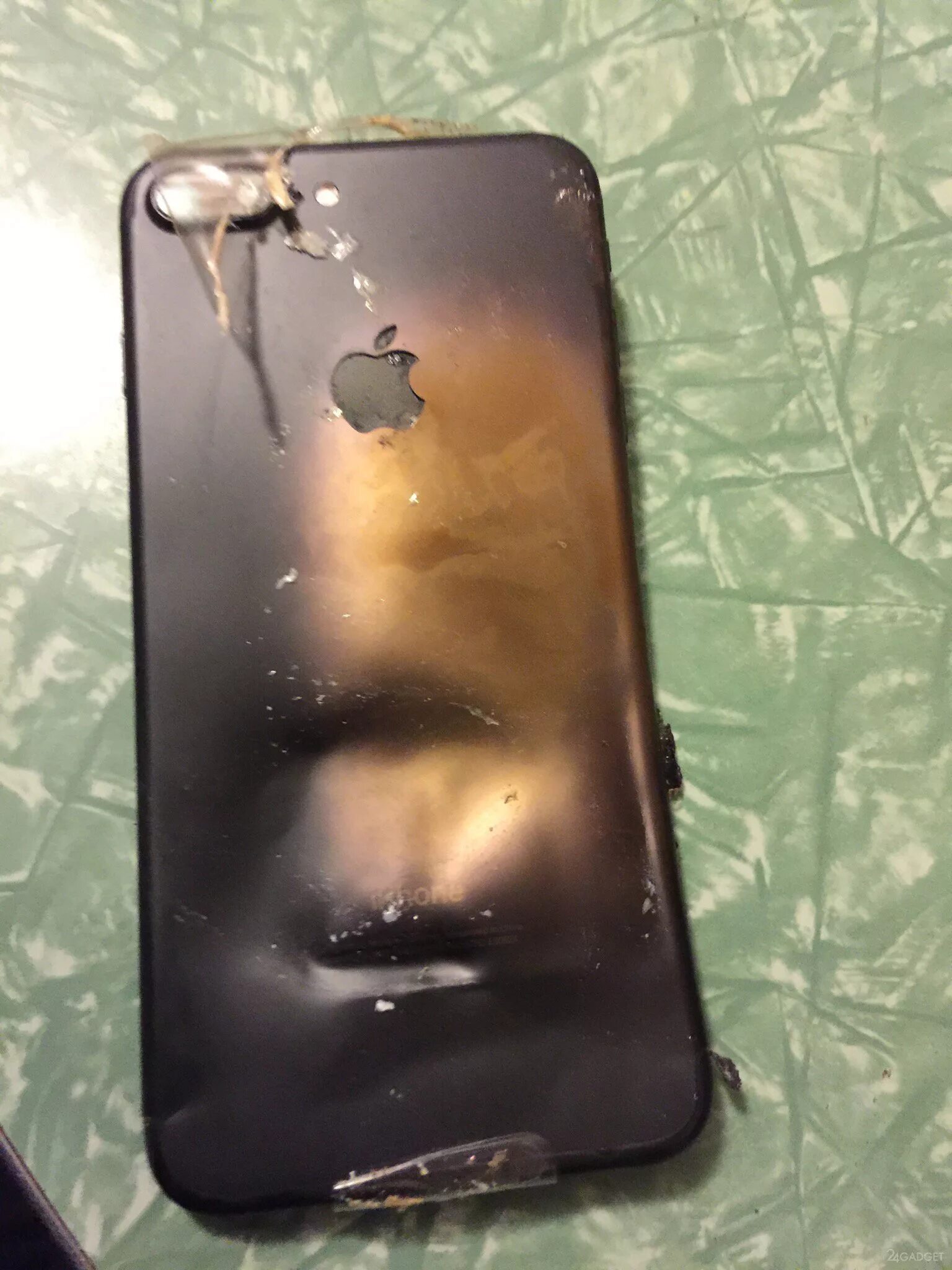 Айфон 7 худший. Разбитый айфон 7 плюс. айфон 7. iphone 7 onyx разбитый. взорвался айфон 7 плюс.