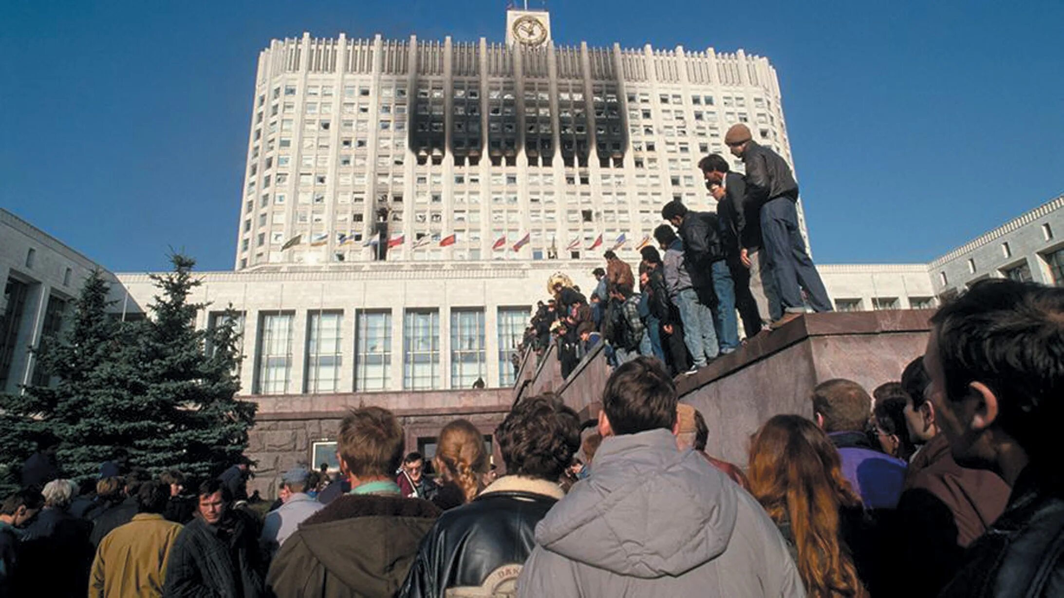Белый дом события. 3 октября 1993 года штурм останкино. черный октябрь 1993 штурм останкино. ельцин белый дом 1993. 1993 год москва белый дом штурм.