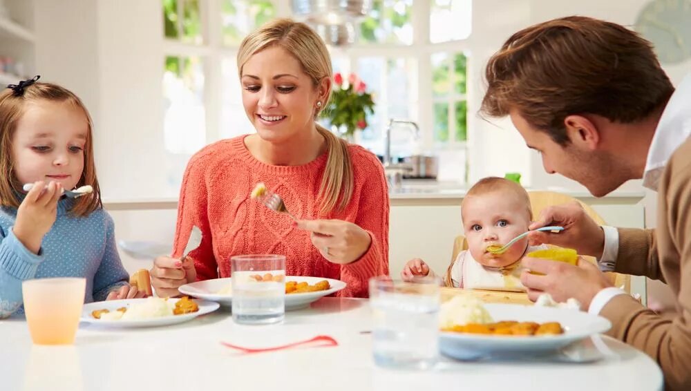 Мама кормит ребенка. Кормление ребенка фото. Правильное питание для детей. Ложка для кормления ребенка. Мама кормит ребенка.