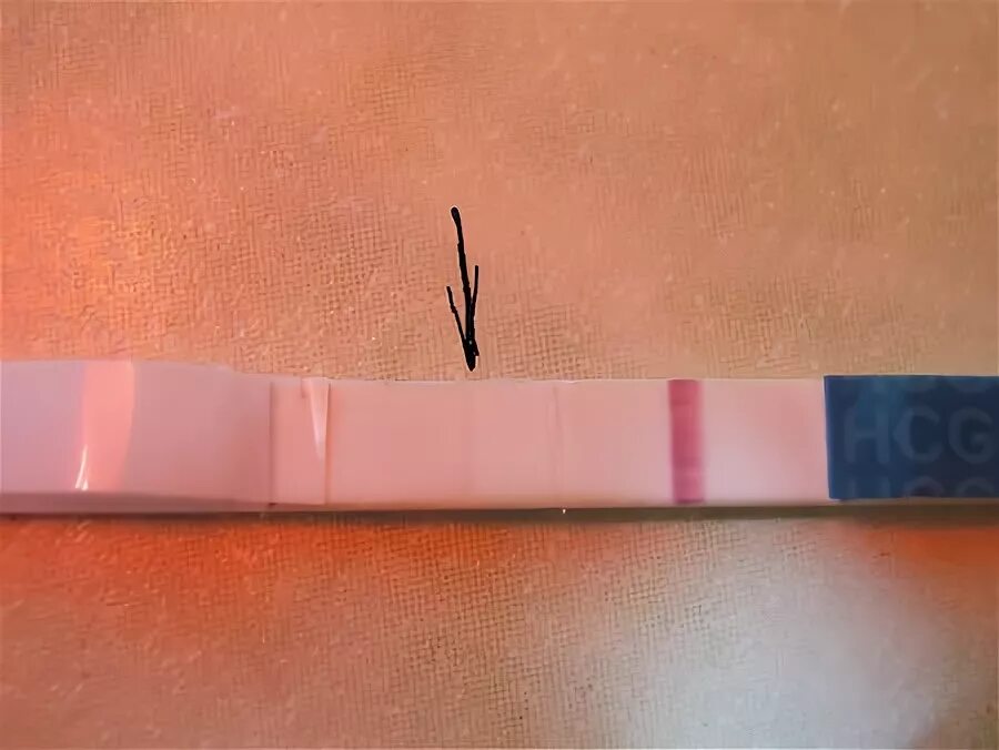Тонкая полоска на тесте. Тест на беременность тонкая вторая полоска. Тоненькая полоска на тесте. Прозрачная полоска на тесте. Очень тонкая вторая полоска.